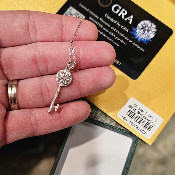 18k White gold 1ct Moissanite diamond key necklace - Picture 8 of 10